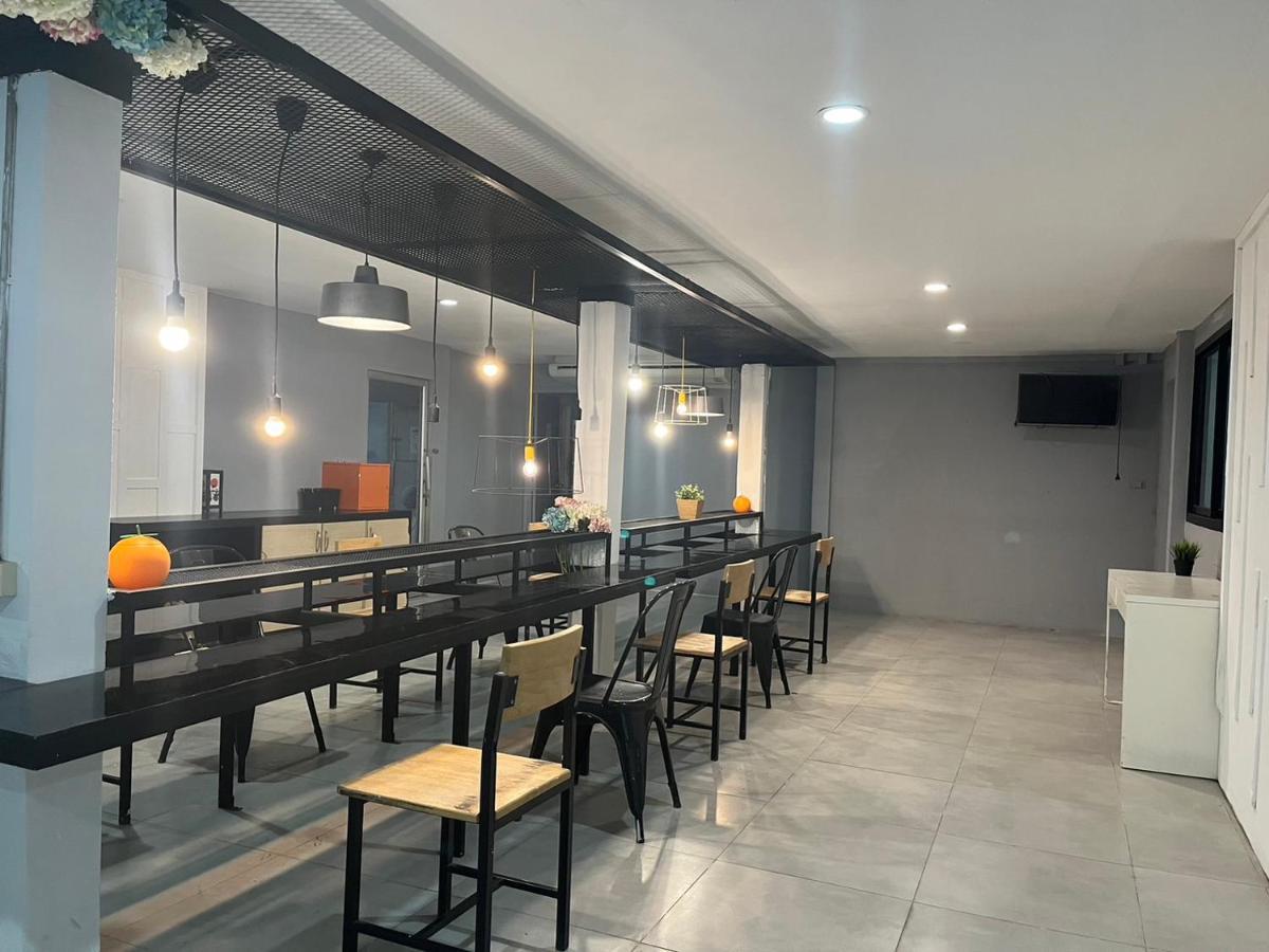 Отель V30 Sukhumvit Бангкок Экстерьер фото