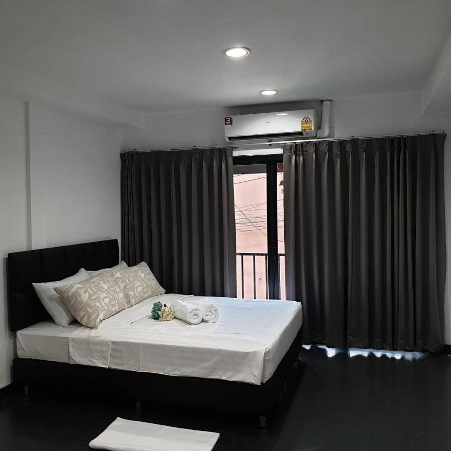 Отель V30 Sukhumvit Бангкок Экстерьер фото