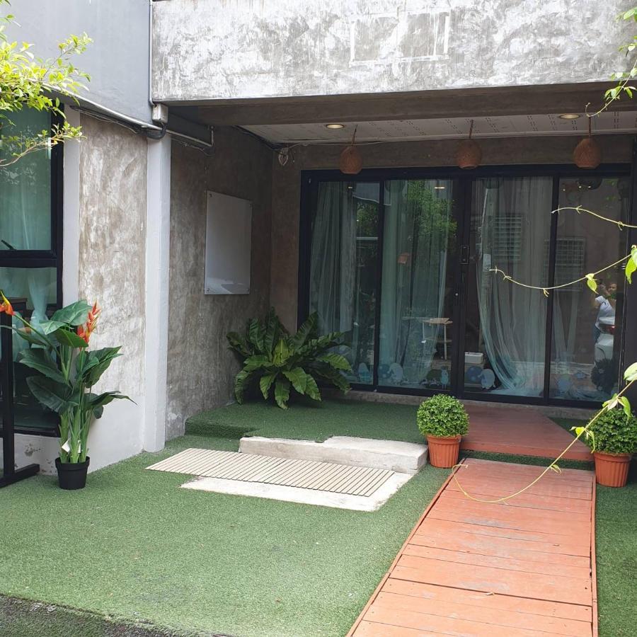 Отель V30 Sukhumvit Бангкок Экстерьер фото